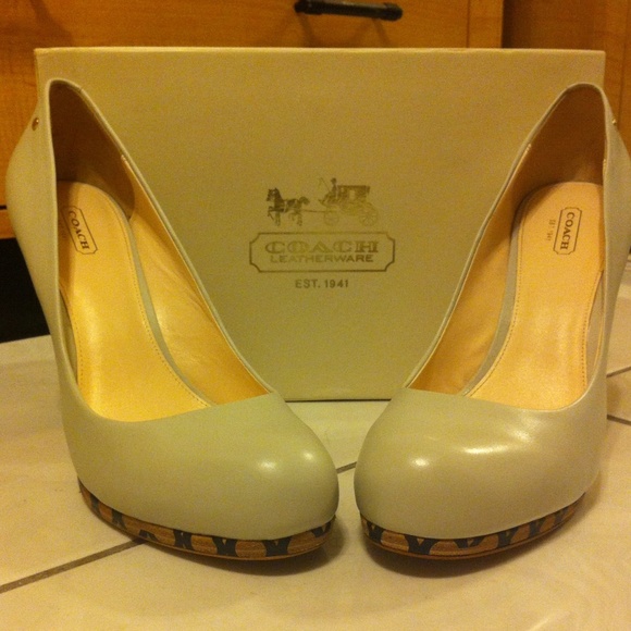 Pumps - Picture 3 of 4